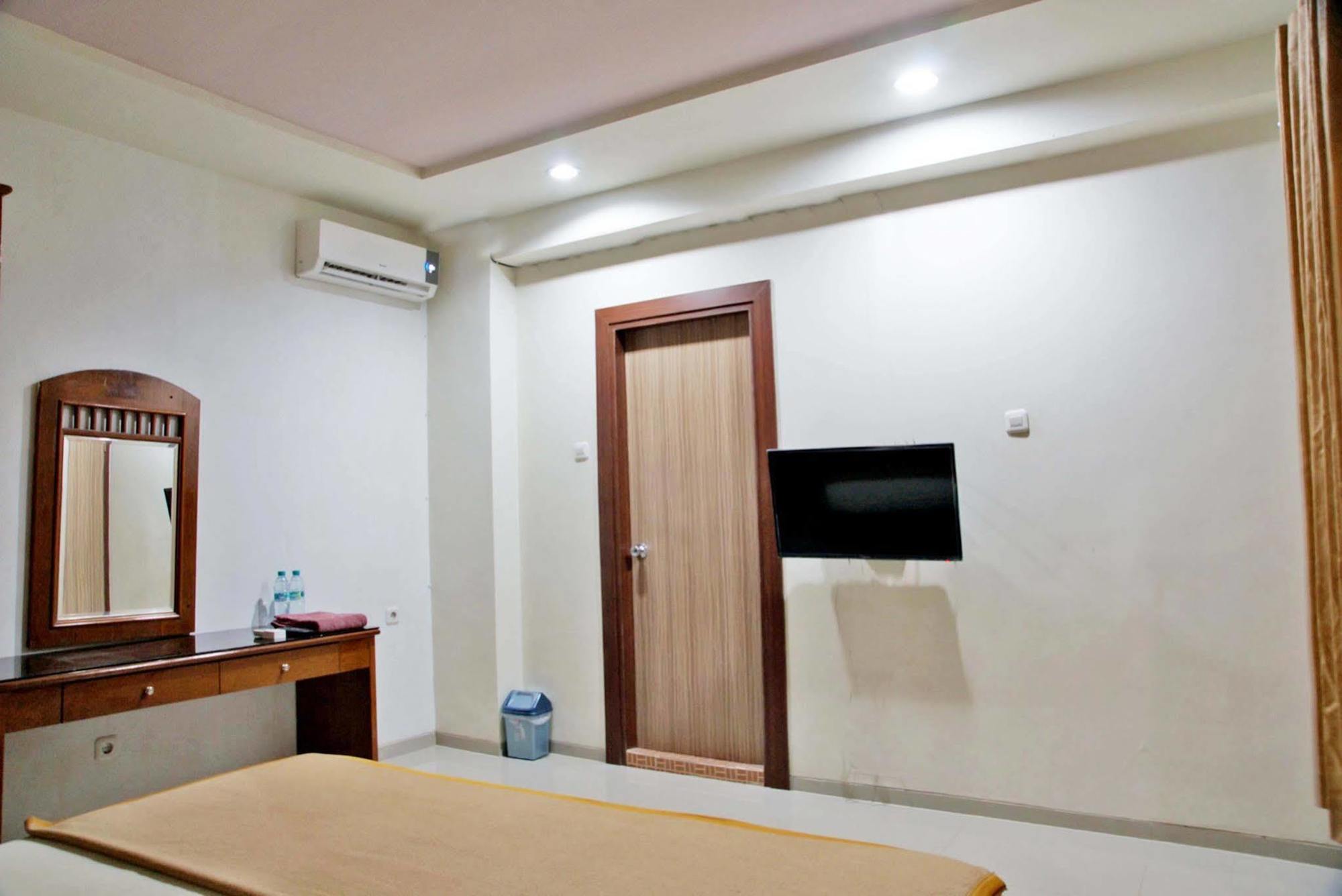 เรดดอร์ซ แอต ปังลิมา สุดีร์มาน สุราบายา Hotel ภายนอก รูปภาพ