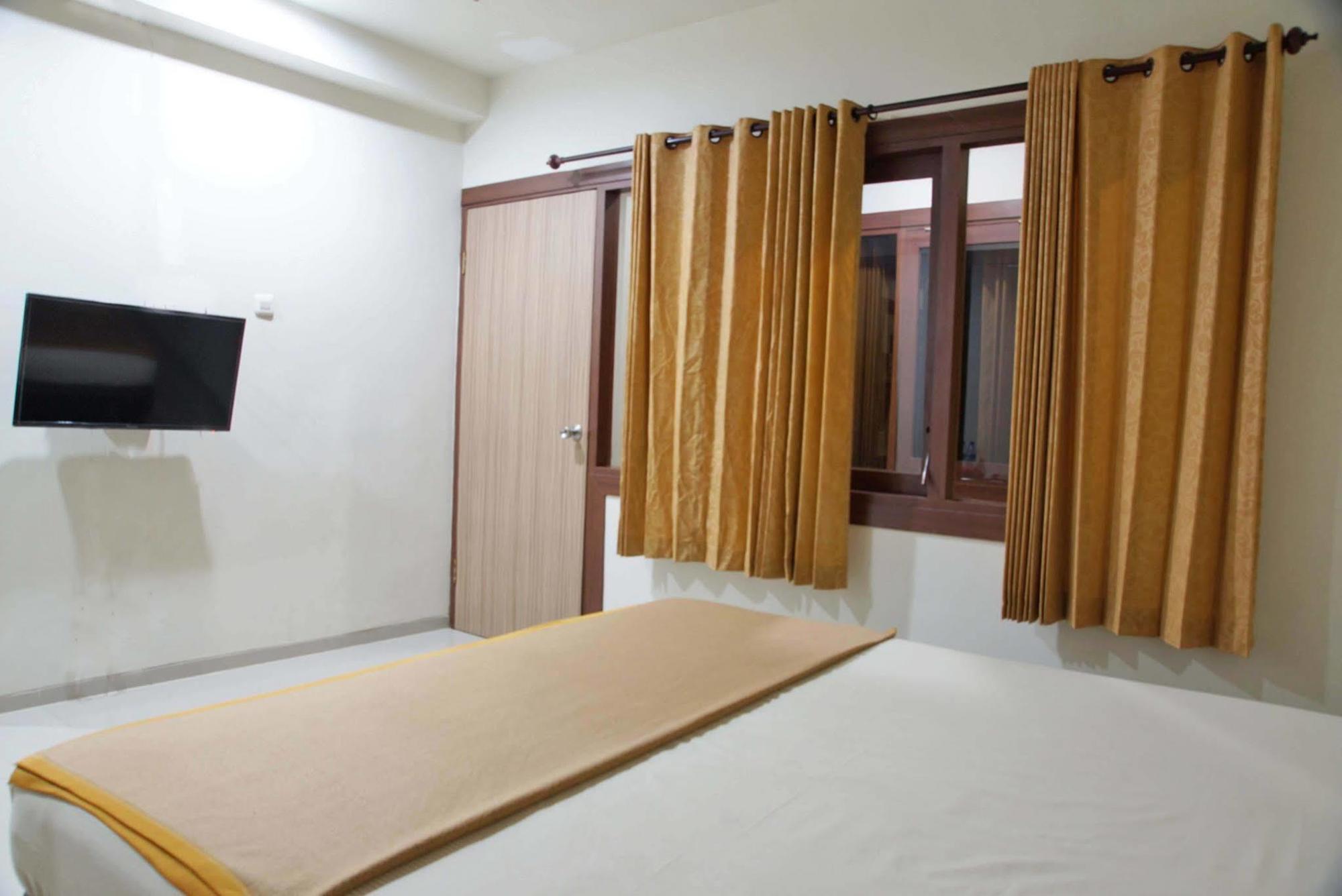 เรดดอร์ซ แอต ปังลิมา สุดีร์มาน สุราบายา Hotel ภายนอก รูปภาพ