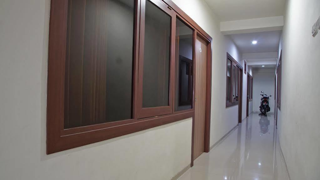 เรดดอร์ซ แอต ปังลิมา สุดีร์มาน สุราบายา Hotel ภายนอก รูปภาพ