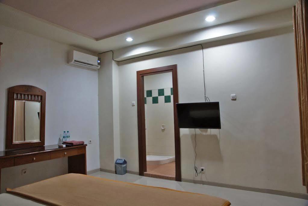 เรดดอร์ซ แอต ปังลิมา สุดีร์มาน สุราบายา Hotel ภายนอก รูปภาพ