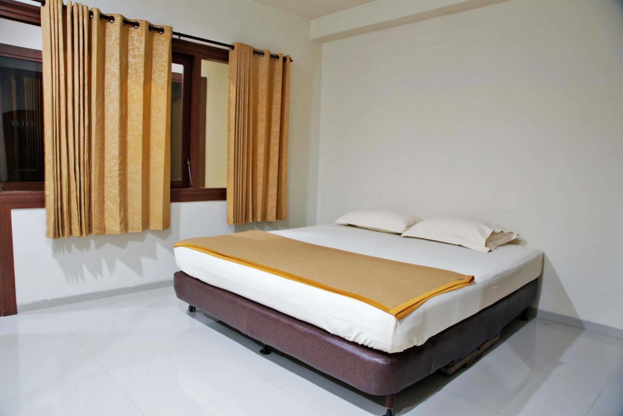 เรดดอร์ซ แอต ปังลิมา สุดีร์มาน สุราบายา Hotel ภายนอก รูปภาพ