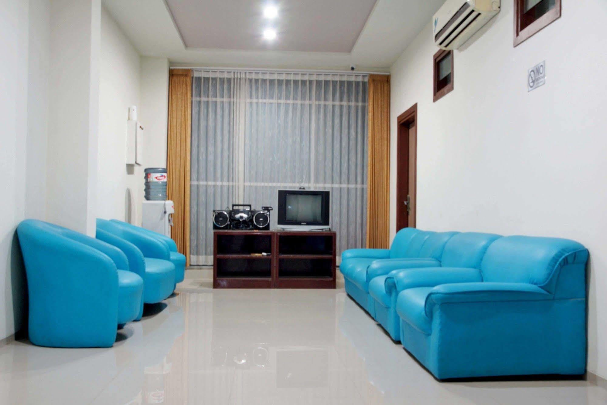 เรดดอร์ซ แอต ปังลิมา สุดีร์มาน สุราบายา Hotel ภายนอก รูปภาพ