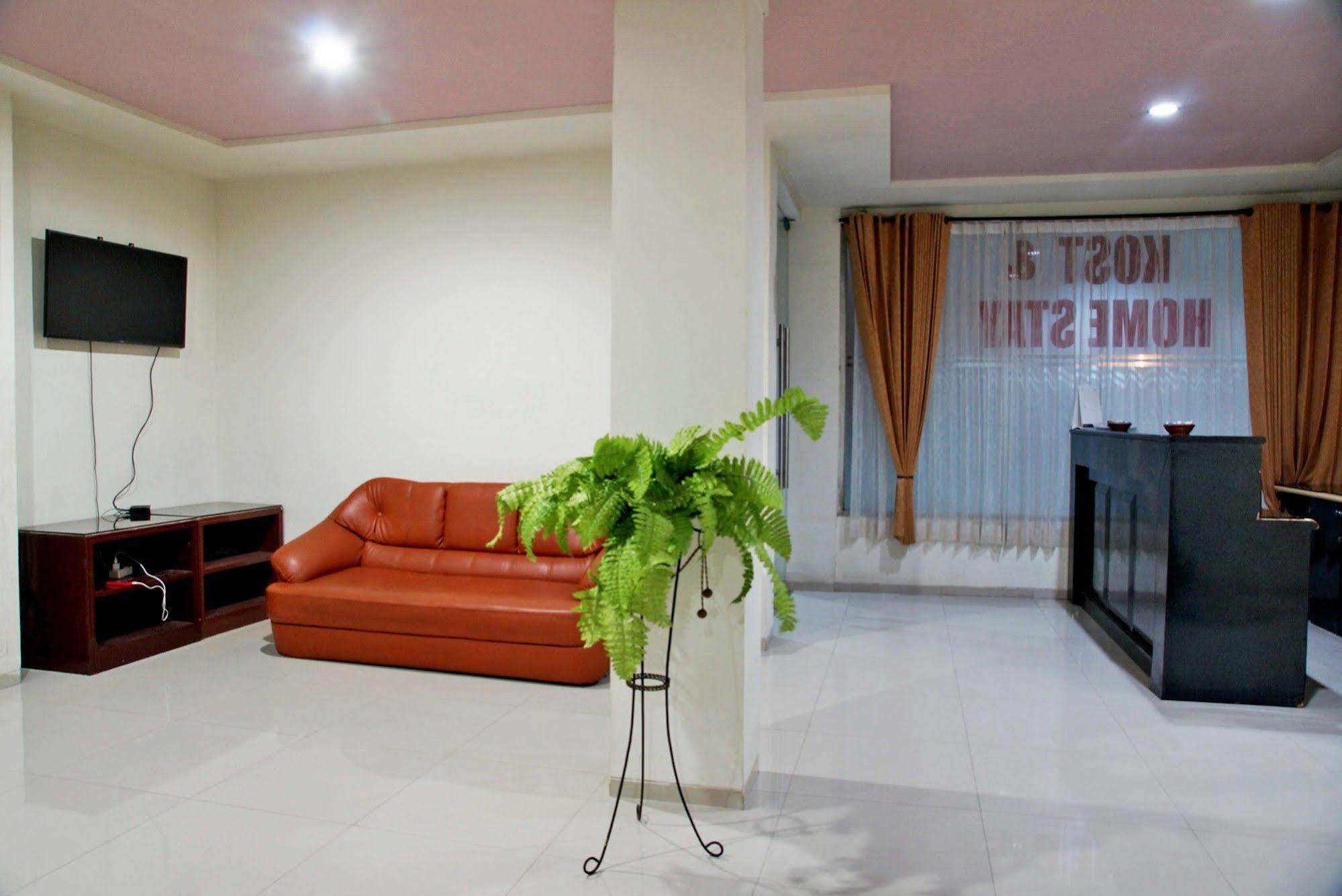เรดดอร์ซ แอต ปังลิมา สุดีร์มาน สุราบายา Hotel ภายนอก รูปภาพ