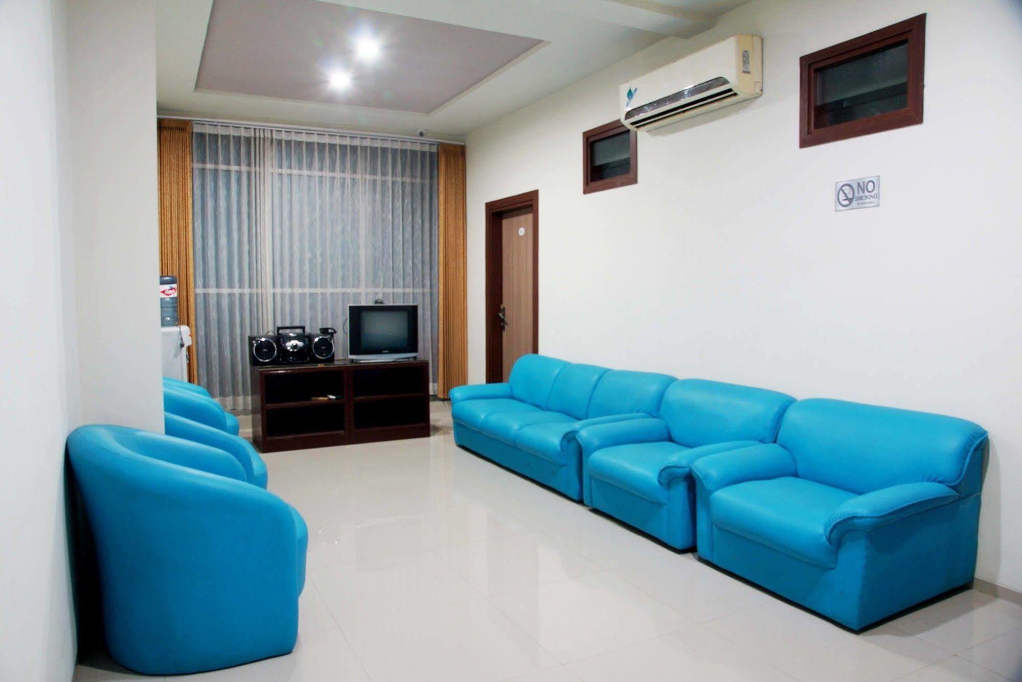 เรดดอร์ซ แอต ปังลิมา สุดีร์มาน สุราบายา Hotel ภายนอก รูปภาพ