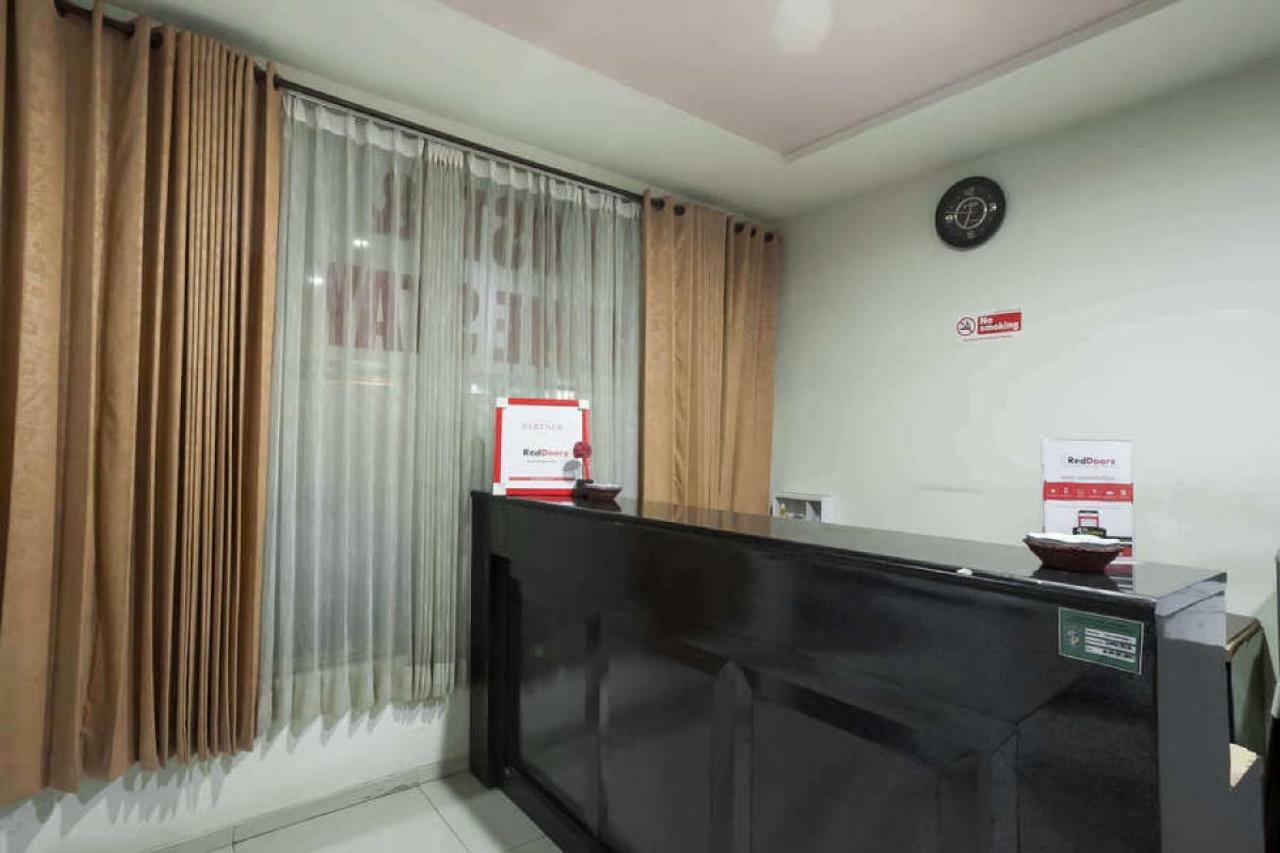เรดดอร์ซ แอต ปังลิมา สุดีร์มาน สุราบายา Hotel ภายนอก รูปภาพ